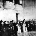 Церемония открытия в Баку в 1901 г. русско-мусульманского женского училища (первый слева – Г.З.Тагиев) Svg+xml,%3Csvg%20xmlns%3D%22http%3A%2F%2Fwww.w3