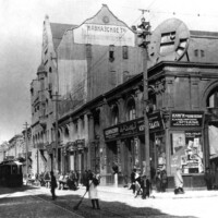 Южный фасад Пассажа, выходящий на Барятинскую улицу (1924 г.) Svg+xml,%3Csvg%20xmlns%3D%22http%3A%2F%2Fwww.w3