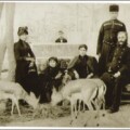 Сона ханум Араблинская (вторая слева) среди членов семьи Сона ханум Араблинская (вторая слева) среди членов семьи