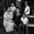 Г.З.Тагиев вместе с дочерью Лейлой и
внуками на даче в Мардакяне, в июне 1924 года Г.З.Тагиев вместе с дочерью Лейлой и внуками на даче в Мардакяне, в июне 1924 года