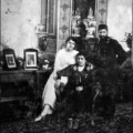 Г.З.А. Тагиев, его жена Сона-ханум и дочь Лейла-ханум, 1914 год Г.З.А. Тагиев, его жена Сона-ханум и дочь Лейла-ханум, 1914 год